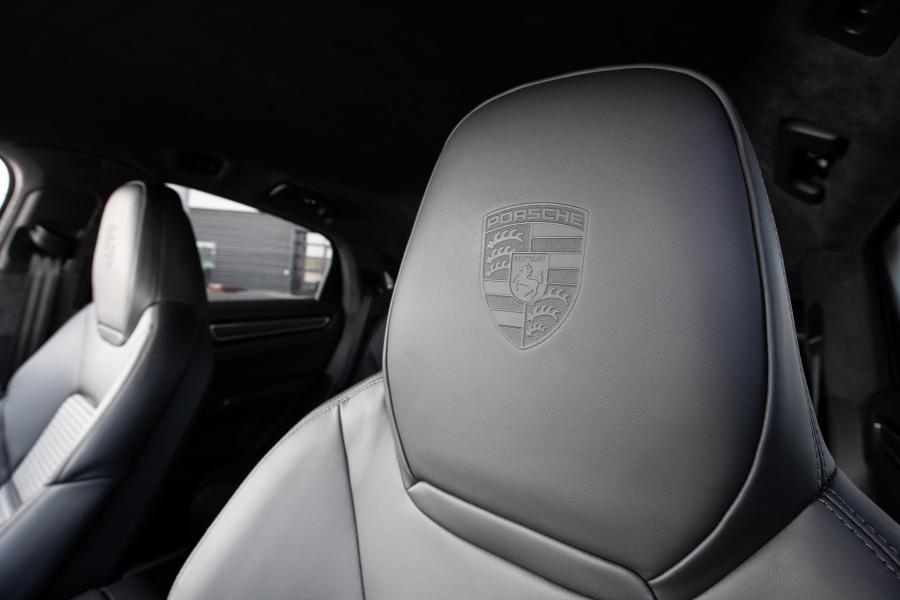 Детали интерьера Porsche Cayenne E-Hybrid Coupe 2019 года  (WW) (фото 7 из 25)